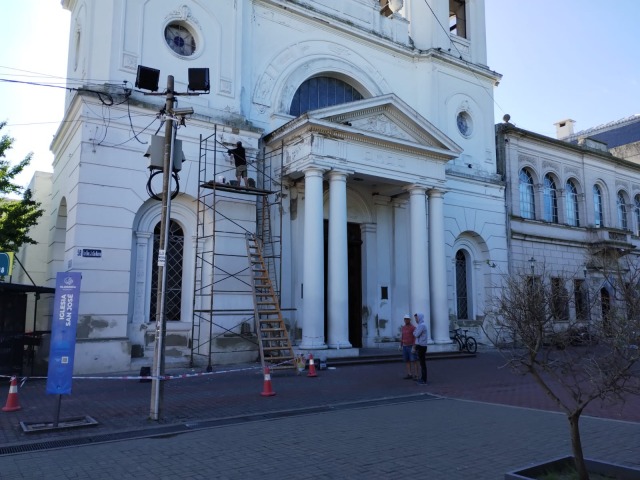 Se realizan trabajos en el frente de la iglesia San Jos